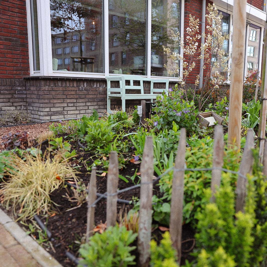 Bankje in de voortuin